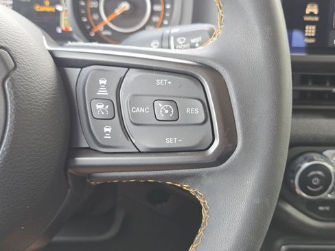 Used 2024 Jeep Gladiator Willys AWD/4WD image 19