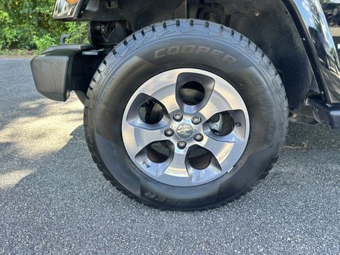 Used 2017 Jeep Wrangler Sahara w/ Connectivity Group AWD/4WD image 8