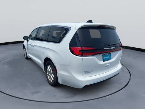 Used 2024 Chrysler Pacifica Touring-L FWD image 3