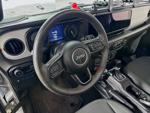 Used 2024 Jeep Wrangler Unlimited AWD/4WD image 12