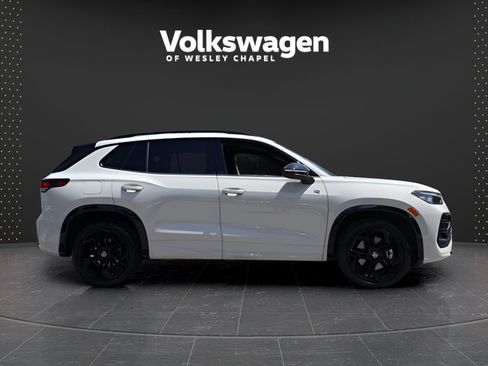 Certified 2025 Volkswagen Tiguan SE R-Line AWD/4WD image 9