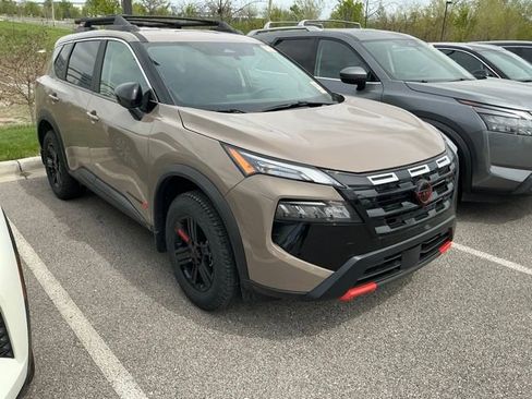 Used 2025 Nissan Rogue SV image 4