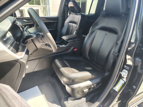 Certified 2024 Jeep Grand Cherokee Limited w/ Black Appearance Package AWD/4WD image 18