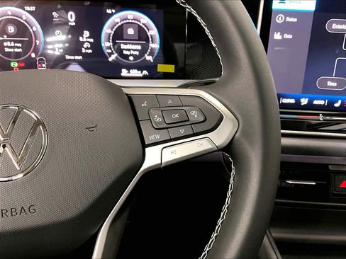 New 2026 Volkswagen Tiguan SE FWD image 18