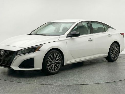 Used 2025 Nissan Altima 2.5 SV FWD image 3