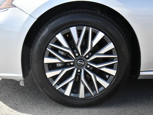 Used 2024 Nissan Altima 2.5 SV FWD image 12