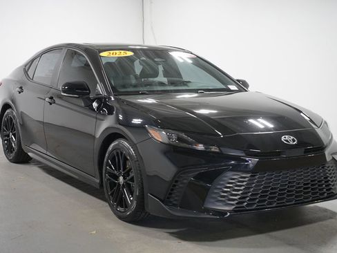 Certified 2025 Toyota Camry SE w/ Convenience Package image 3