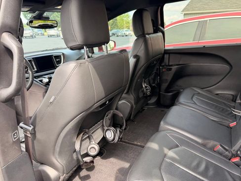 Used 2020 Chrysler Pacifica Touring-L FWD image 11