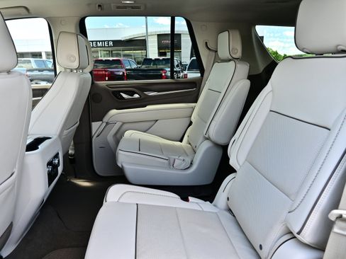 Used 2021 GMC Yukon Denali w/ Denali Premium Package AWD/4WD image 17