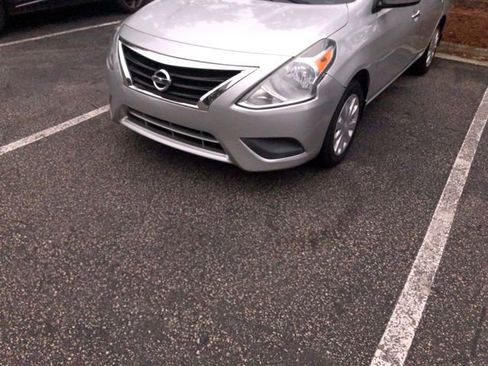 Used 2016 Nissan Versa SV FWD image 3