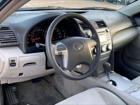 Used 2010 Toyota Camry LE image 2