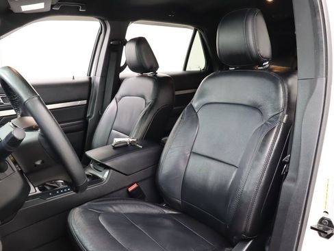 Used 2018 Ford Explorer XLT w/ Equipment Group 202A FWD image 13