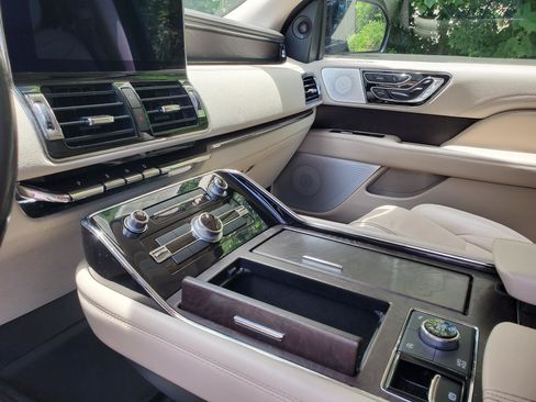 Used 2018 Lincoln Navigator Reserve AWD/4WD image 38
