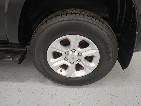 Used 2017 Toyota 4Runner SR5 AWD/4WD image 10