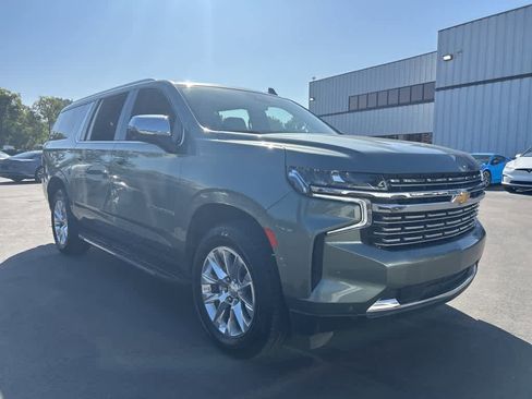 Used 2023 Chevrolet Suburban Premier image 2