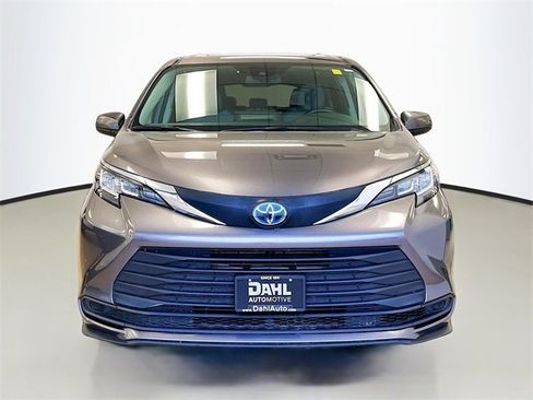 Used 2021 Toyota Sienna LE image 2