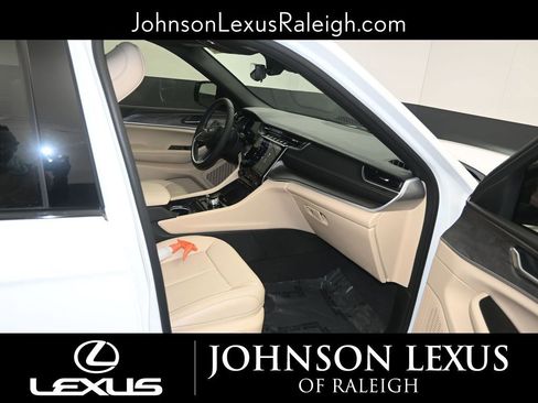 Used 2024 Jeep Grand Cherokee Limited w/ Luxury Tech Group II image 10