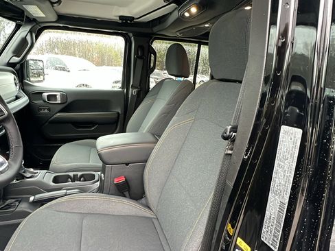 Used 2025 Jeep Wrangler Backcountry image 17
