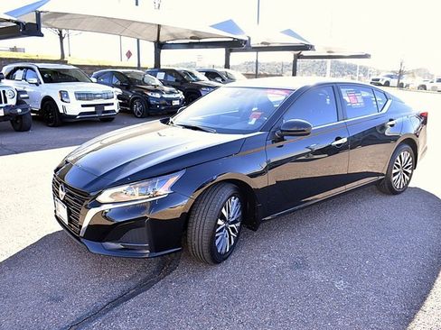 Used 2024 Nissan Altima 2.5 SV w/ SV Premium Package image 3
