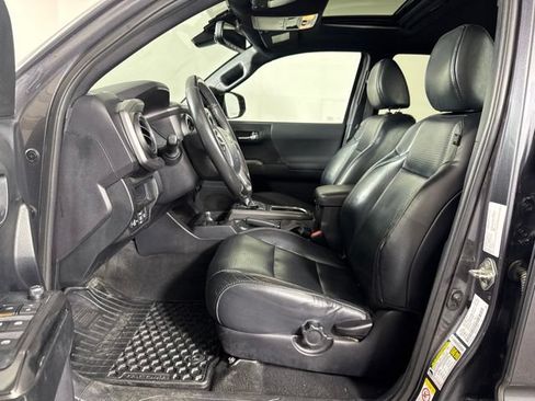 Used 2018 Toyota Tacoma TRD Sport AWD/4WD image 11
