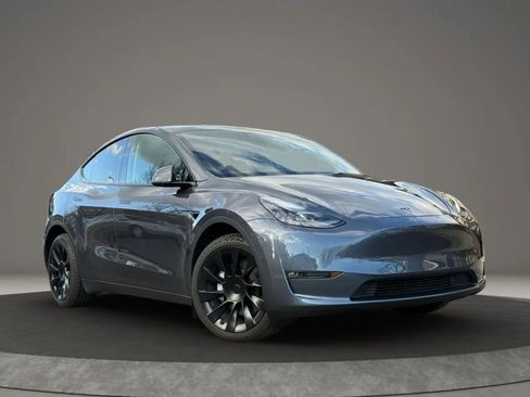 Used 2022 Tesla Model Y Long Range image 36