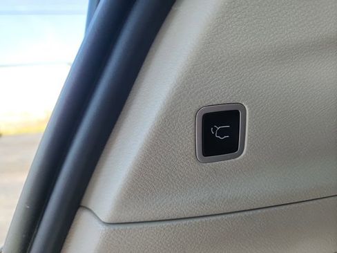 Used 2024 Chrysler Pacifica Touring-L FWD image 16