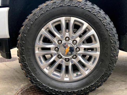 Used 2023 Chevrolet Silverado 2500 High Country w/ Z71 Off-Road Package AWD/4WD image 9