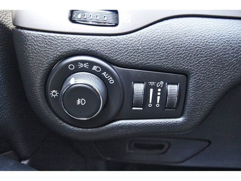 Used 2021 Jeep Cherokee Latitude Plus image 18