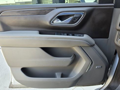 Used 2022 Chevrolet Suburban LT w/ Luxury Package image 3