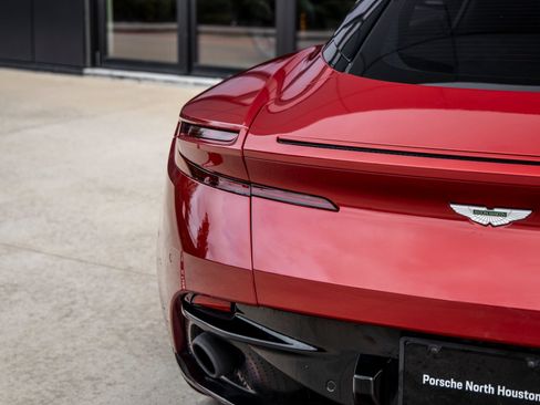 Used 2017 Aston Martin DB11 V12 RWD image 11