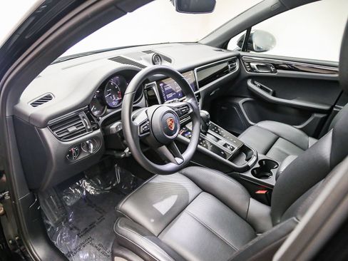 Certified 2026 Porsche Macan AWD/4WD image 9