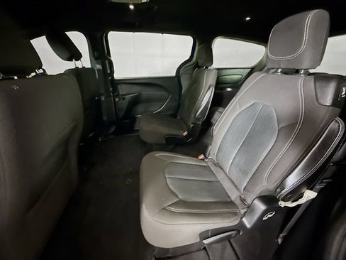 Used 2020 Chrysler Pacifica Touring w/ S Appearance Package FWD image 22