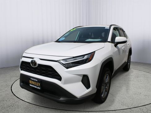 Used 2022 Toyota RAV4 XLE FWD image 4