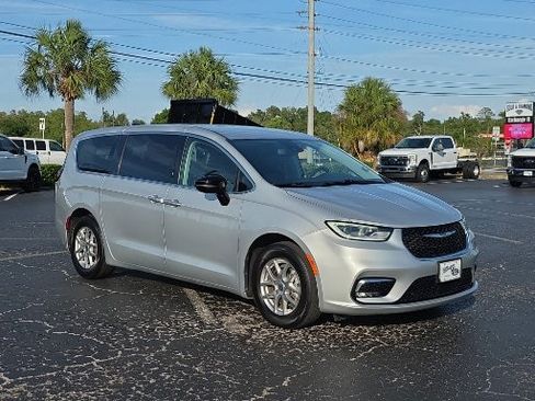 Used 2024 Chrysler Pacifica Touring-L FWD image 14