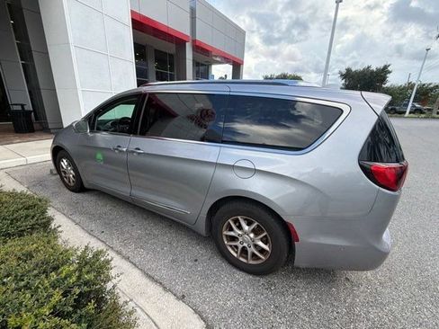 Used 2020 Chrysler Pacifica Touring-L w/ Advanced Safetytec Group FWD image 3