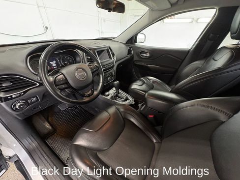 Used 2019 Jeep Cherokee Latitude Plus AWD/4WD image 12