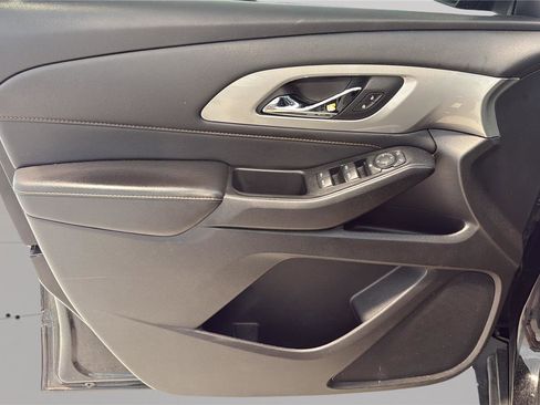 Used 2021 Chevrolet Traverse LS image 19