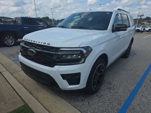 Used 2024 Ford Expedition Limited RWD image 3