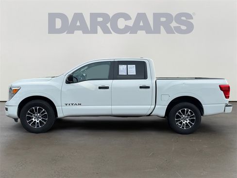 Used 2023 Nissan Titan SV image 4