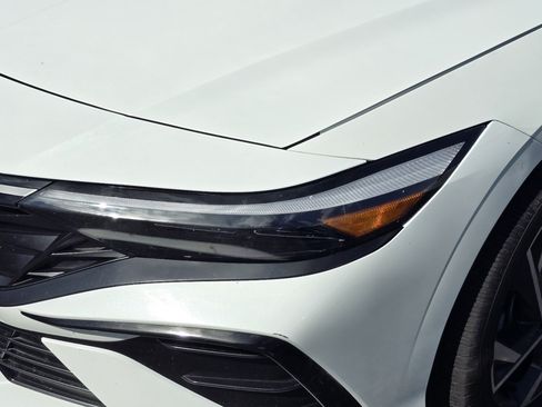 Used 2025 Hyundai Elantra Limited FWD image 15
