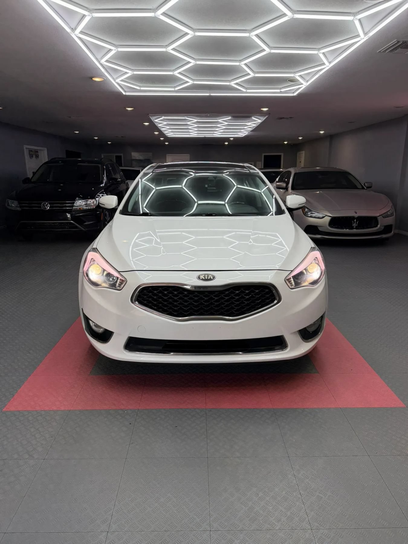 Used 2015 Kia Cadenza Premium w/ Technology Package FWD image 8