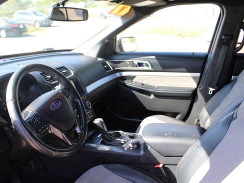 Used 2017 Ford Explorer XLT w/ XLT Technology Feature Bundle AWD/4WD image 19