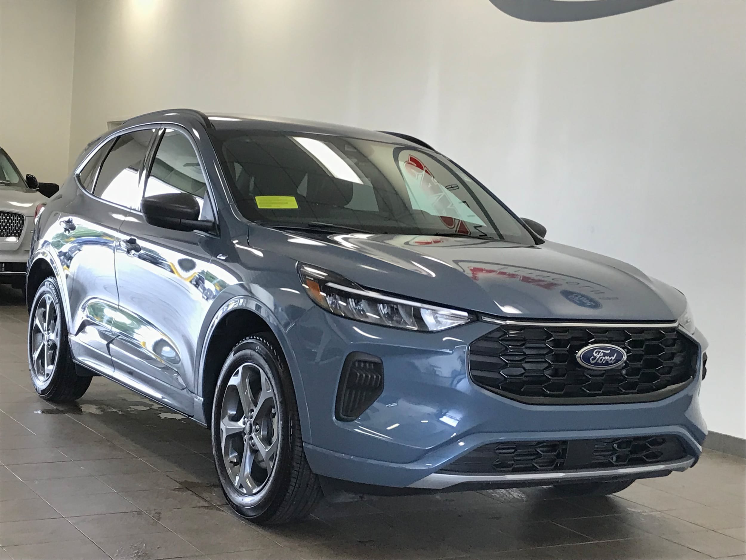 Used 2024 Ford Escape ST-Line w/ Tech Pack #1 AWD/4WD image 2
