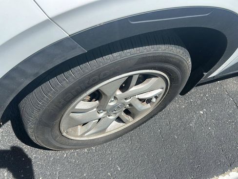 Used 2020 Hyundai Venue SEL FWD image 3