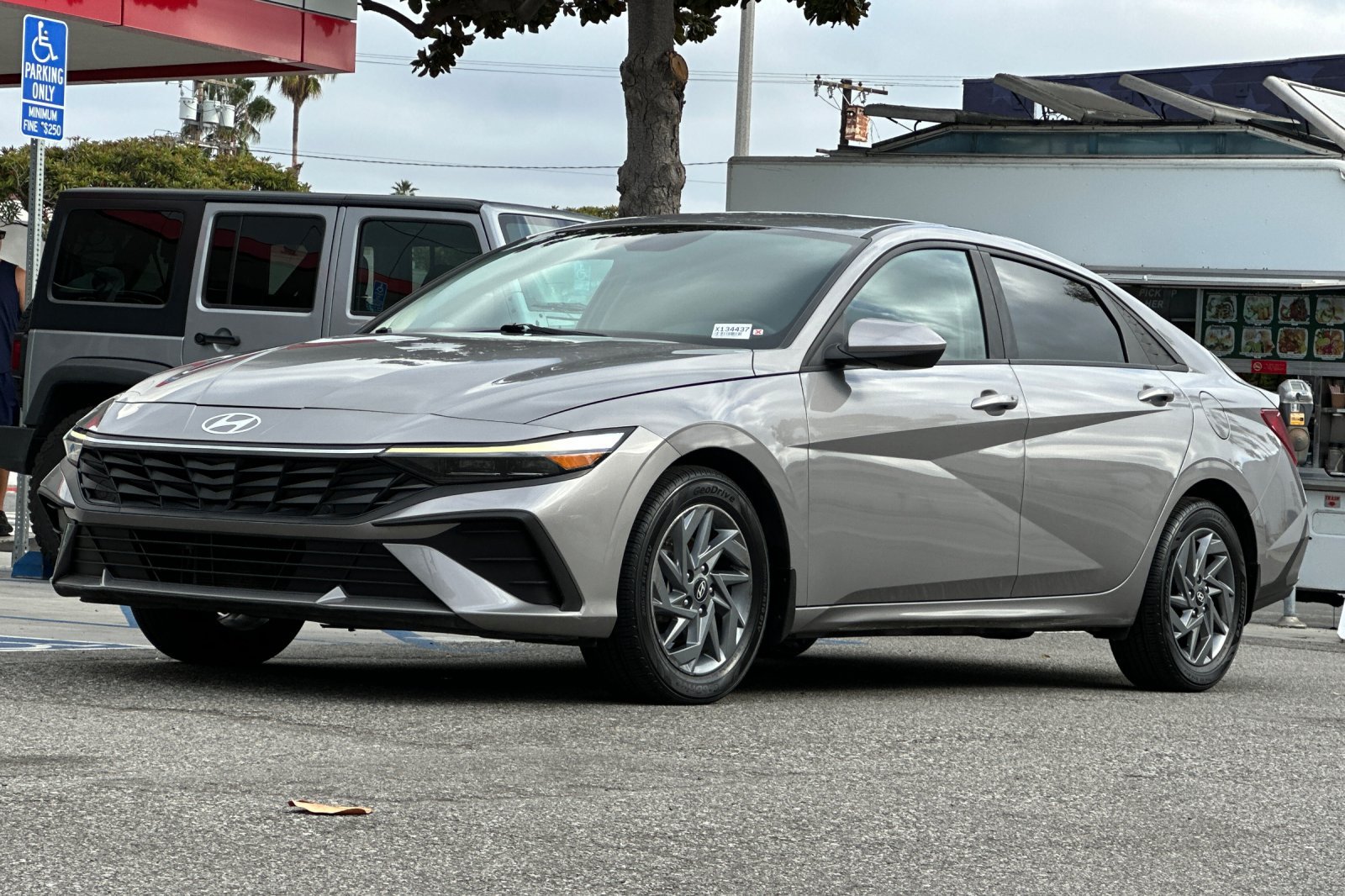 Used 2025 Hyundai Elantra Hybrid FWD image 8