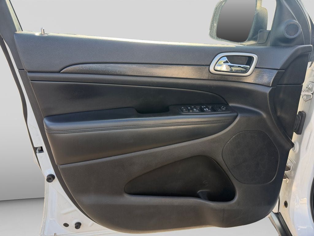 Used 2018 Jeep Grand Cherokee Laredo AWD/4WD image 16