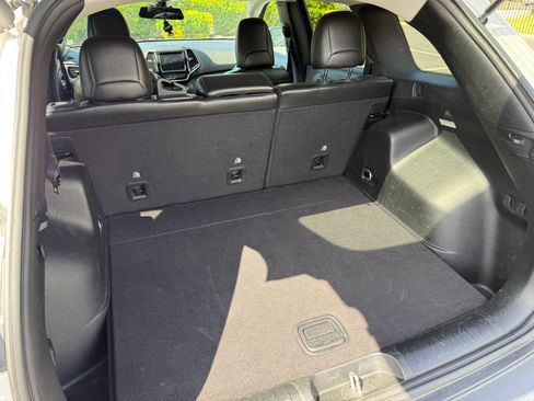 Used 2019 Jeep Cherokee Limited image 17