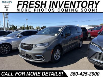 Used 2025 Chrysler Pacifica Select