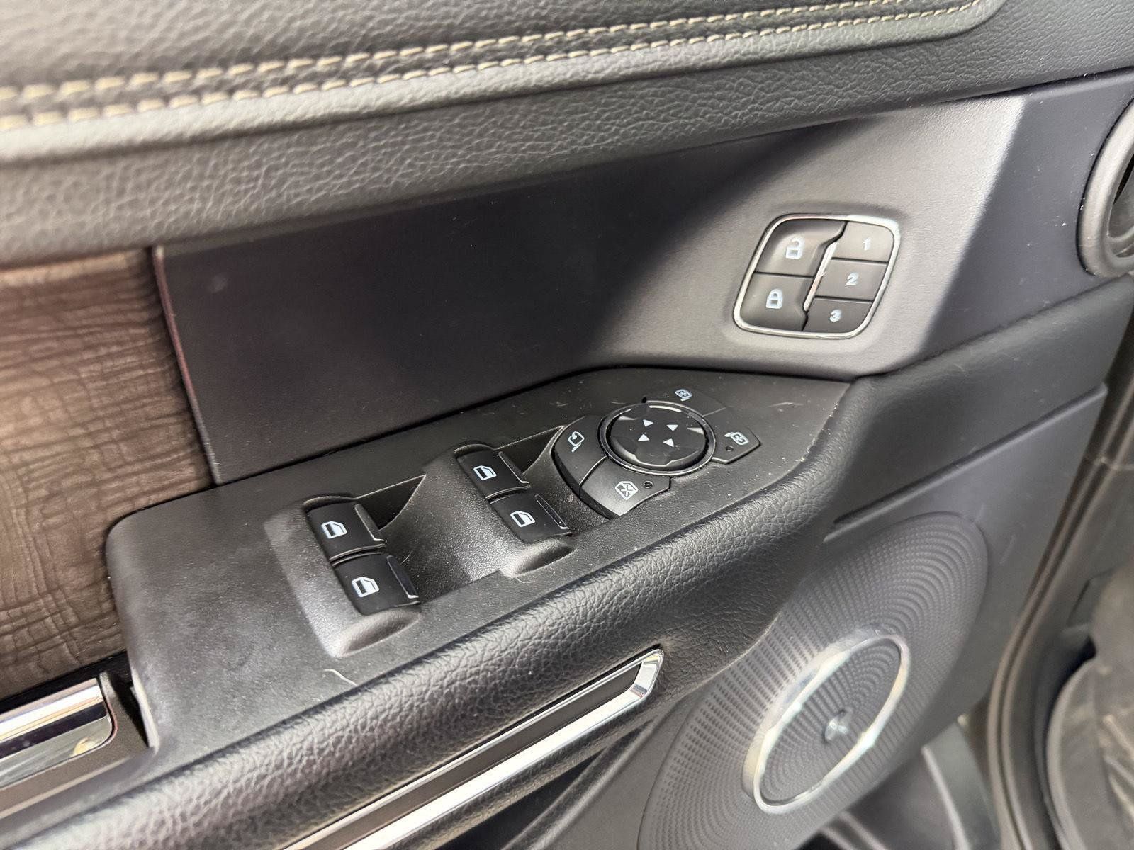 Used 2019 Ford Expedition Limited w/ Equipment Group 301A AWD/4WD image 19