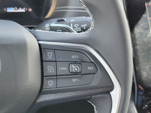 Used 2025 Jeep Grand Cherokee Laredo AWD/4WD image 13